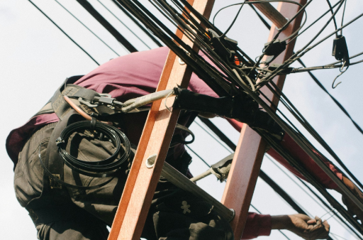 homem-reparando-fios